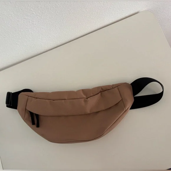 Everlane Renew Transit Fanny Pack crossbody in tan - Picture 3 of 9